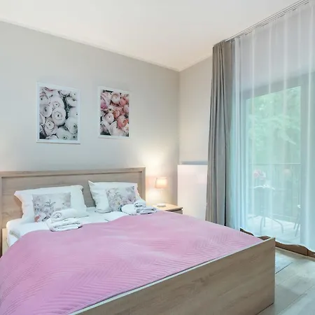 Comfortable With Mountain View And Outdoor Parking In By Renters * 스클라르스카포렘바
