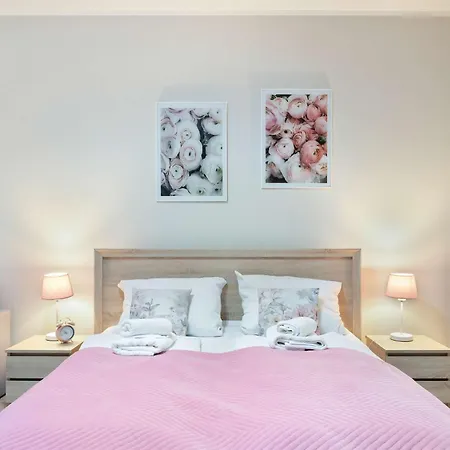 Comfortable With Mountain View And Outdoor Parking In By Renters * 스클라르스카포렘바