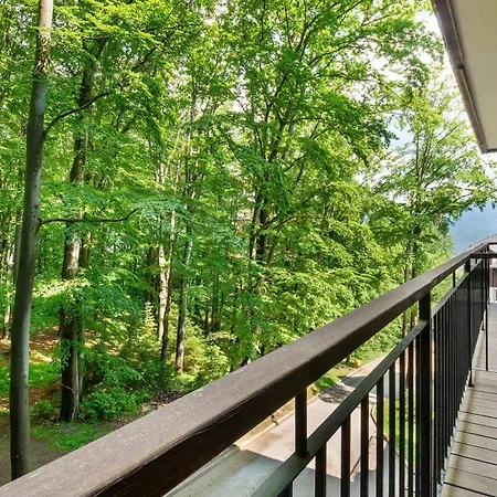 아파트 Comfortable With Mountain View And Outdoor Parking In By Renters