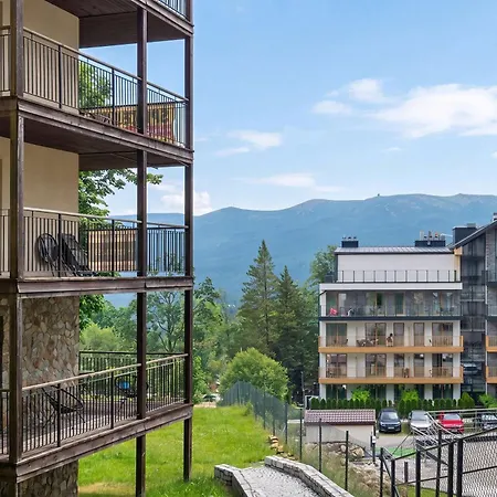 Comfortable With Mountain View And Outdoor Parking In By Renters 스클라르스카포렘바